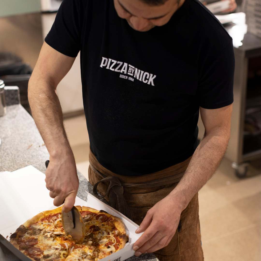 Pizza fra Pizza by Nick i Amager Centret, udskæres og klargøres til kunden.